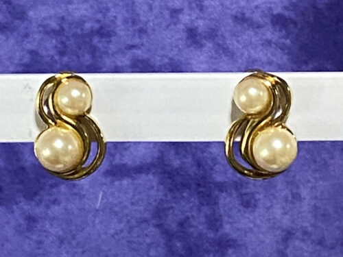 Various vintage Richelieu faux pearl clip on earrings