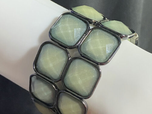 Vintage stretch bracelet with iridescent faceted stones