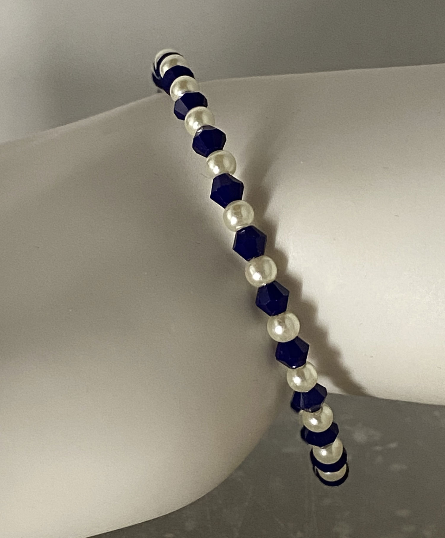 ND Memory wire blue/pearl beaded layering bracelet