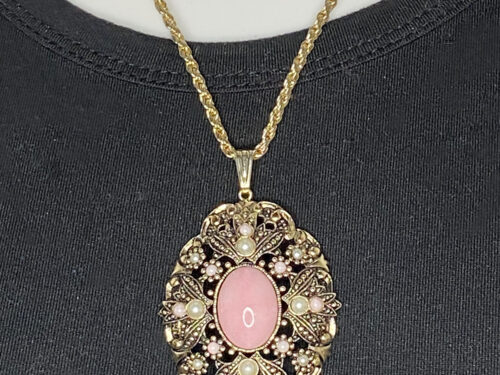 Vintage Avon gold tone pendant necklace