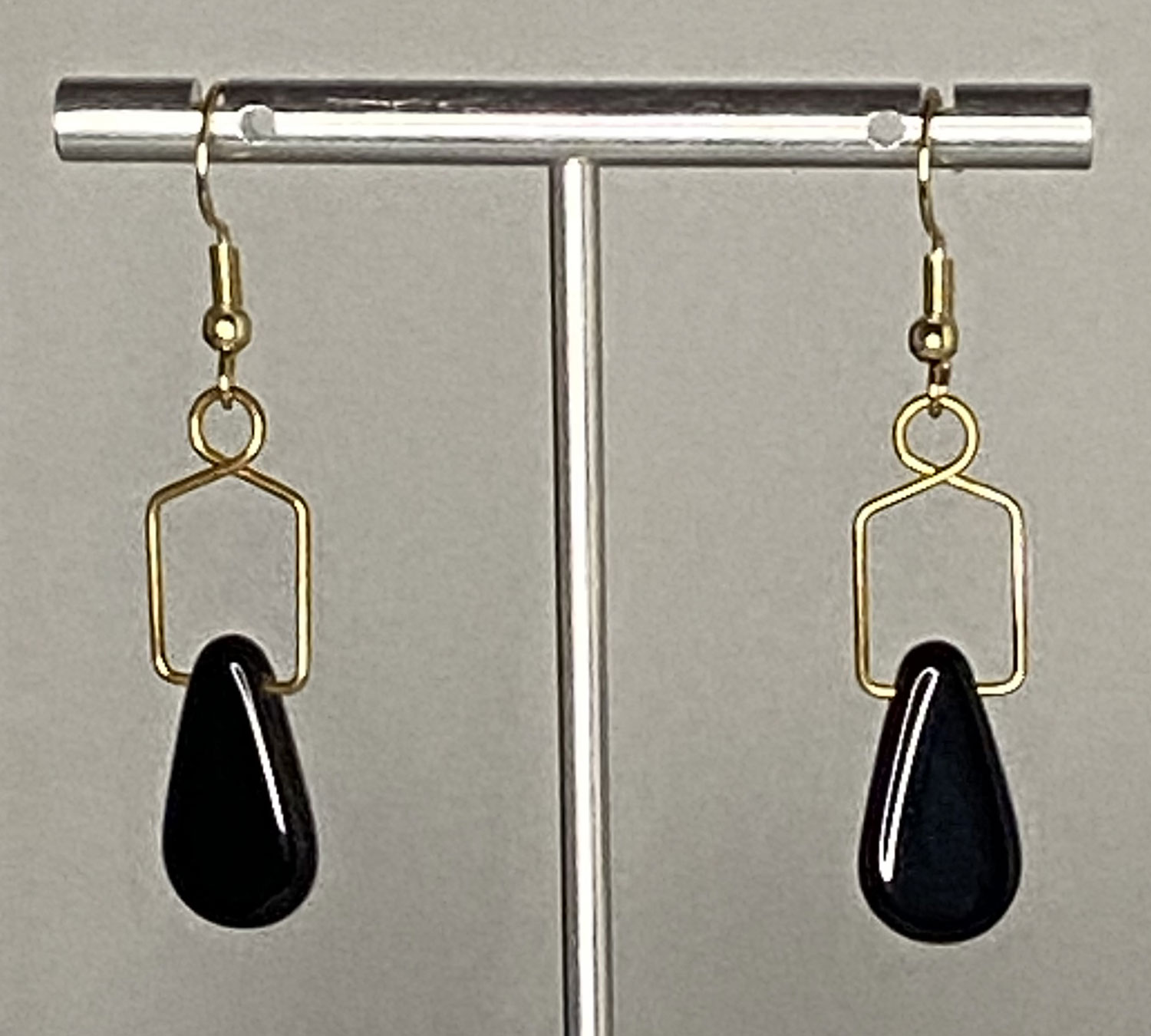 Pre-loved Gold tone faux black onyx dangle earrings