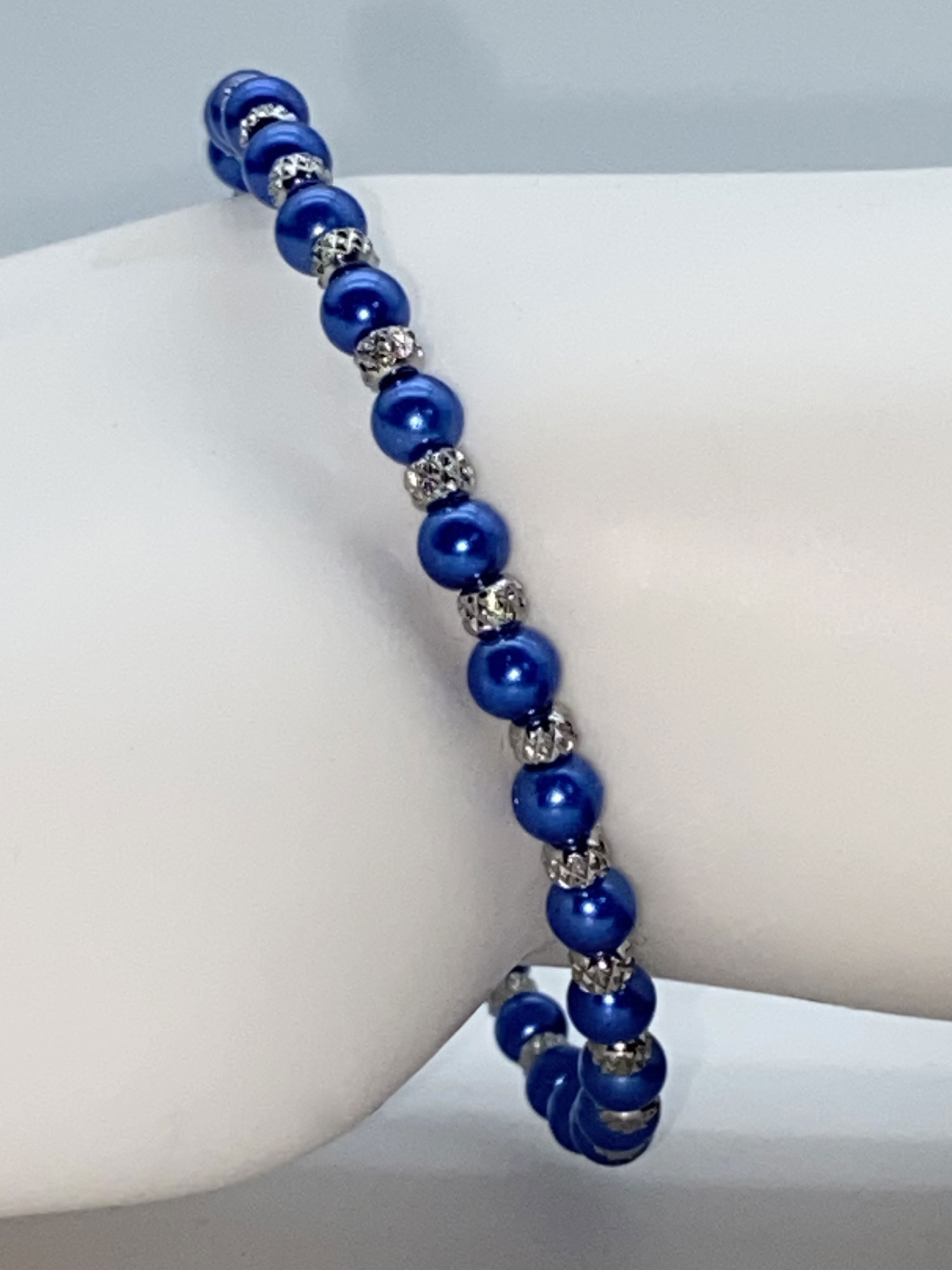 ND Memory wire blue faux pearl beaded bracelet S/M