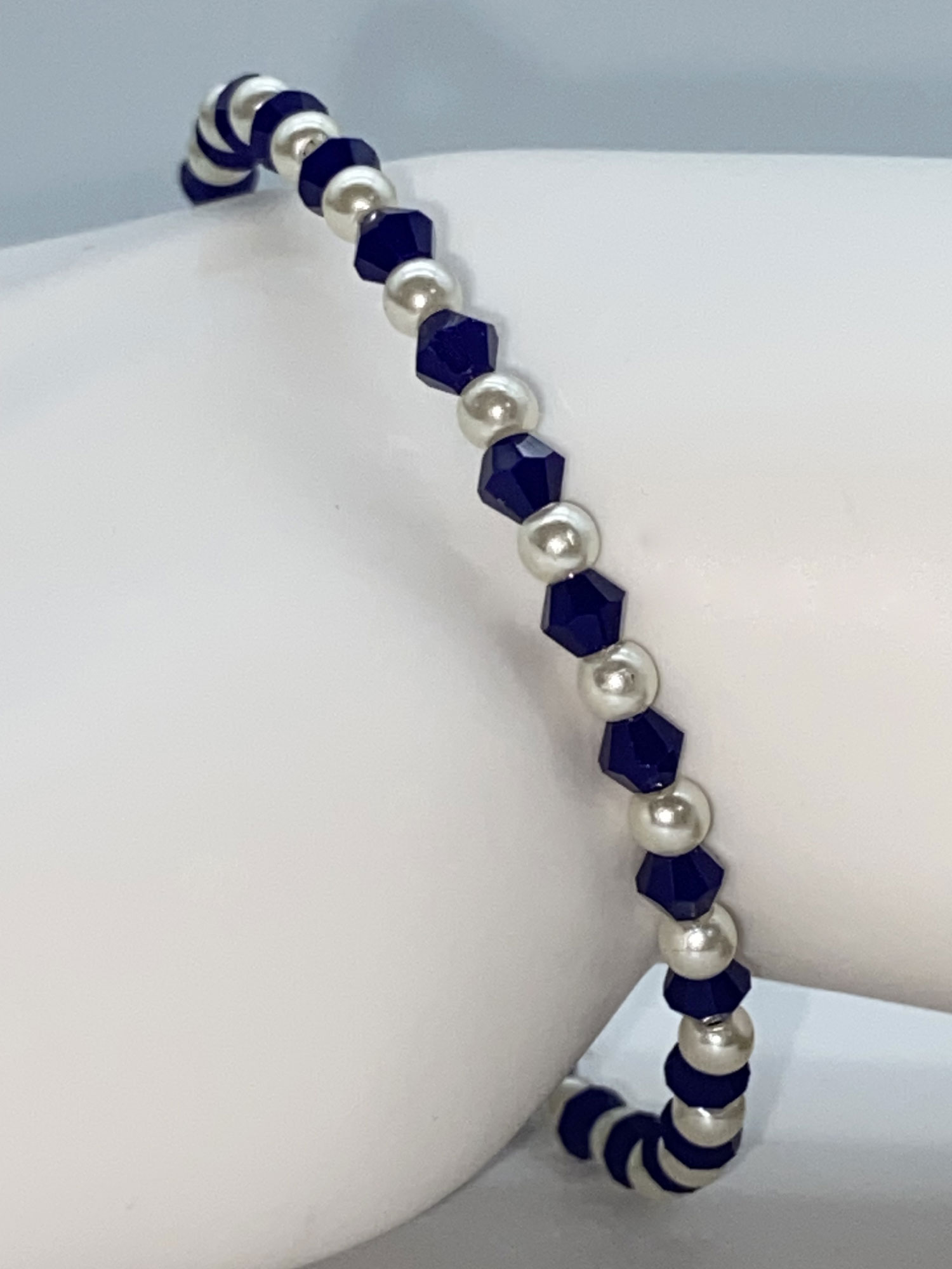 ND Memory wire blue and white beaded bracelet S/M