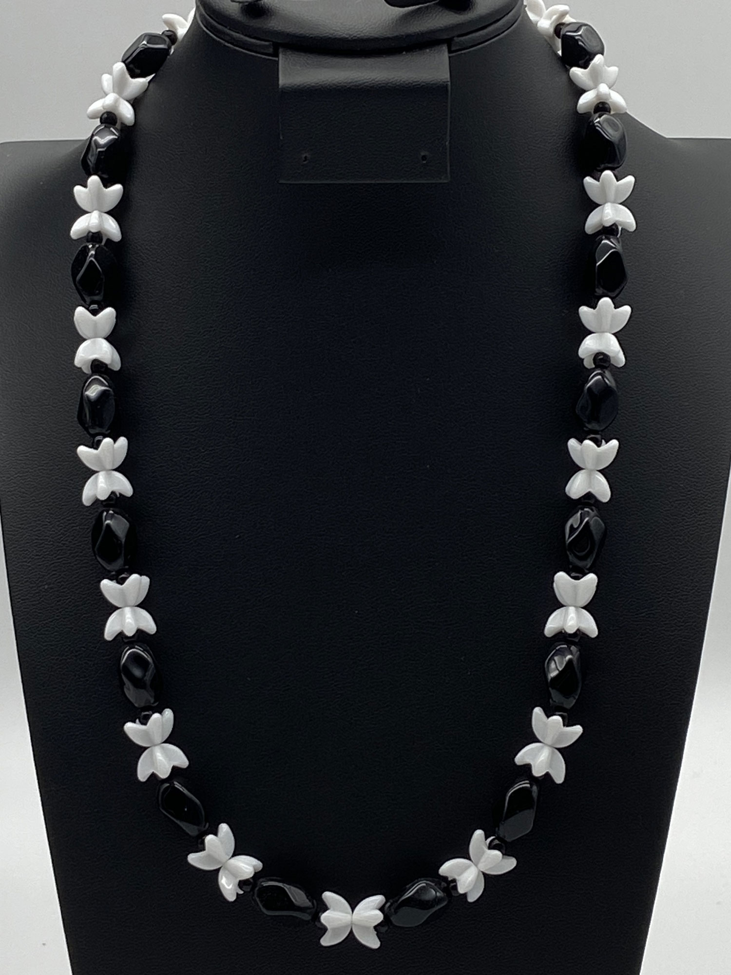 Pre-loved Black and white plastic beaded necklace - Image 2