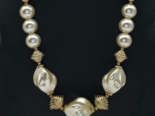 Vintage Gold tone ivory faux pearl beaded necklace