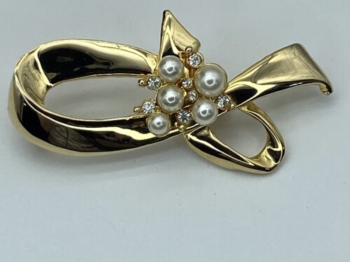 Vintage Gold plated ribbon brooch with pearl and rhinestones