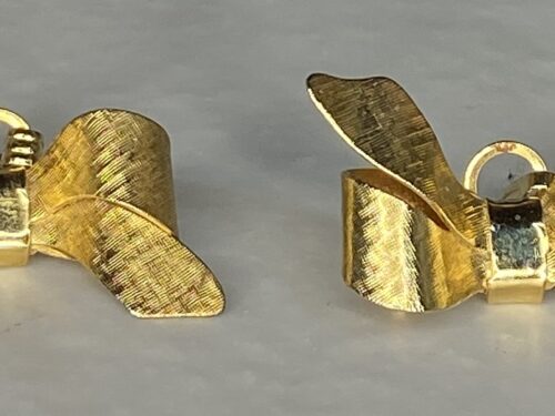 Vintage Gold tone ribbon pin/brooch