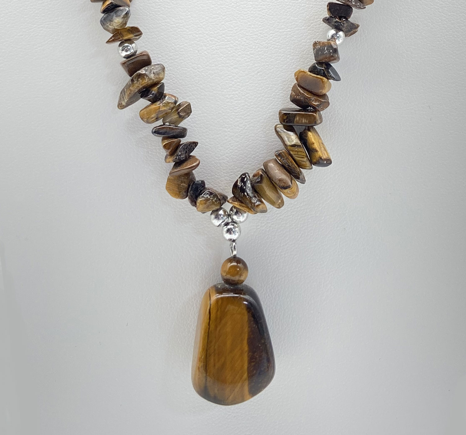 Pre-owned Tiger Eye chip bead necklace with large polished Tiger Eye pendant and barrel clasp