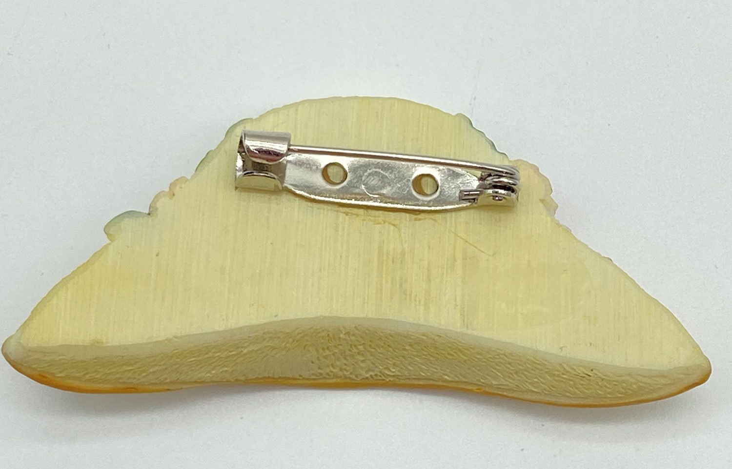 Pre-owned yellow plastic floral hat brooch with pink flowers and green leaves